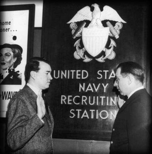 Уильям Патрик Гитлер, племянник Адольфа Гитлера, принимает присягу при поступлении на службу в ВМФ США, 1944 год