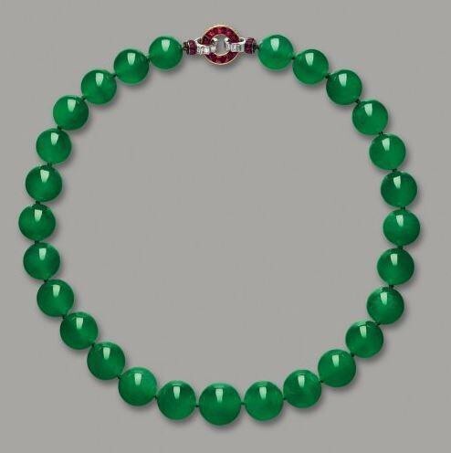 7. Жадеитовое ожерелье Хаттон-Мдивани (Hutton-Mdivani Jadeite Necklace) – 27,4 миллиона долларов