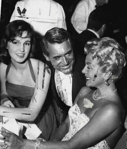 Лана Тёрнер с дочерью и Кэри Грантом на церемонии вручения Оскар, 1958 год. 