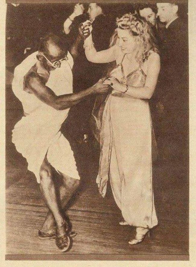 Танцующий Махатма Ганди