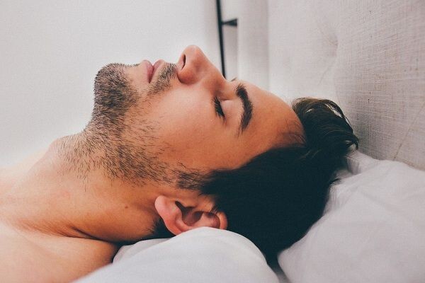 6. Во время оргазма у мужчин вырабатывается большое количество пролактина, который вызывает сонливость и усталость.