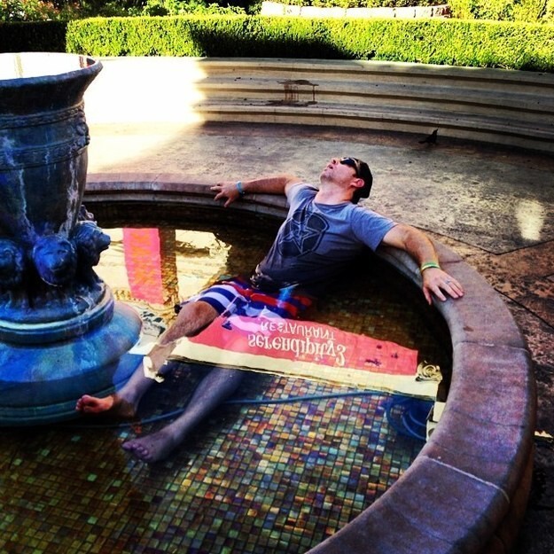 15. Периодически люди в Вегасе дремлют в фонтанах.