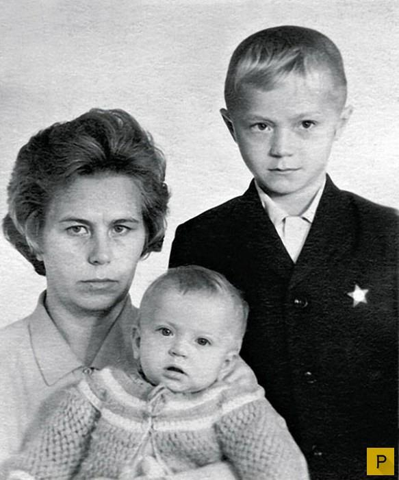 Андрей Панин с мамой и сестрой Ниной, 1972 год