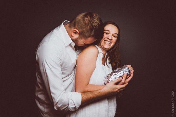 Пара изображает счастливые семейные снимки, позируя с буррито 