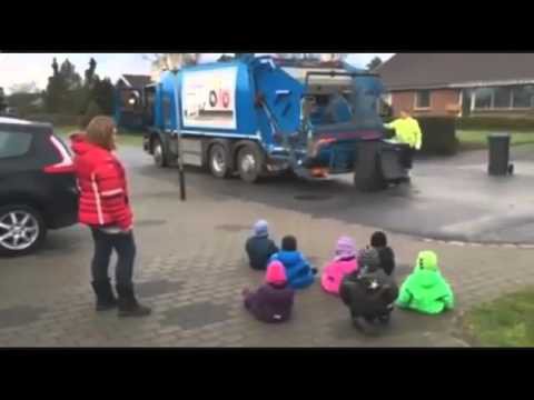  Дети пришли смотреть мусоровоз 