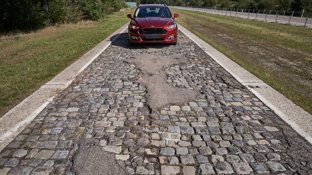 Ford воссоздал на полигоне разбитую российскую дорогу