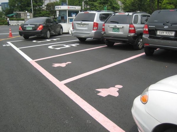 Парковки для женщин шире и длиннее обычных