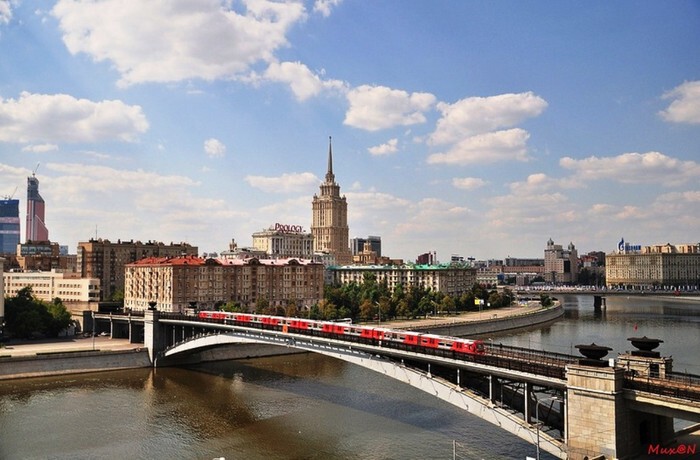 Между «Смоленской» и «Киевской» находится открытый участок и построенный в 1937 году Смоленский метромост. 