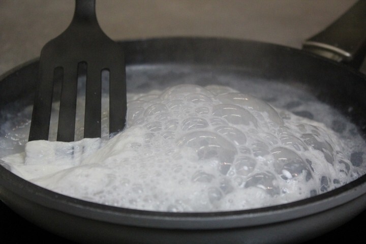Разогреть оставшееся молоко в сковороде или сотейнике до состояния образования пенки.