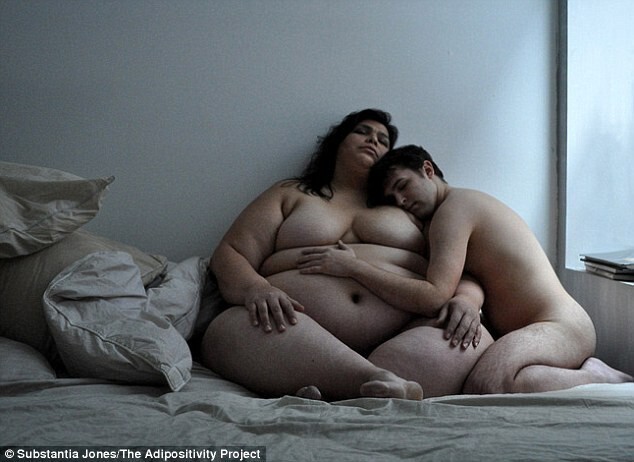 Размеры не имеют значения: толстушки разделись для любовной фотосессии
