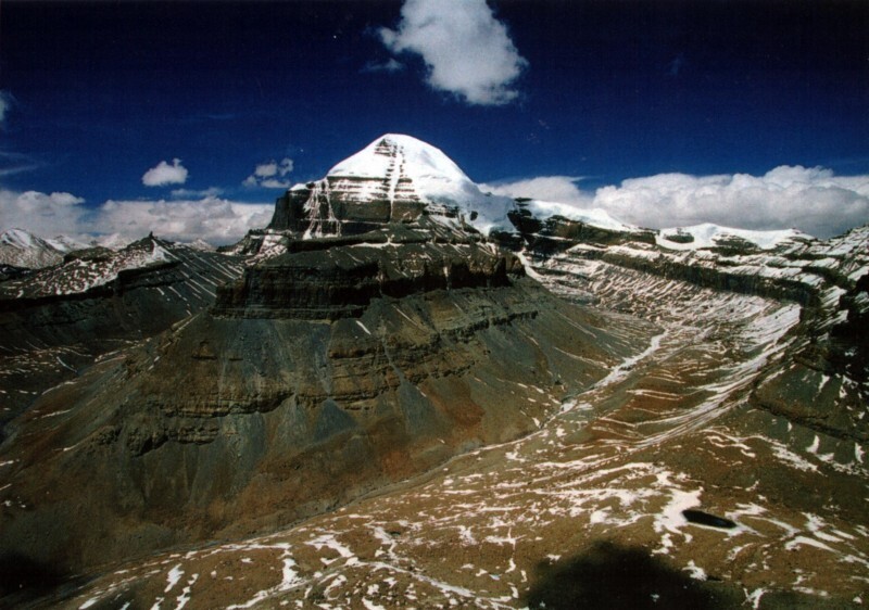 Гора Кайлас. Тибет. Высота 6638 метров! Вы видели чтобы в наше время на такую высоту поднимали тяжелую горнодобывающую технику?