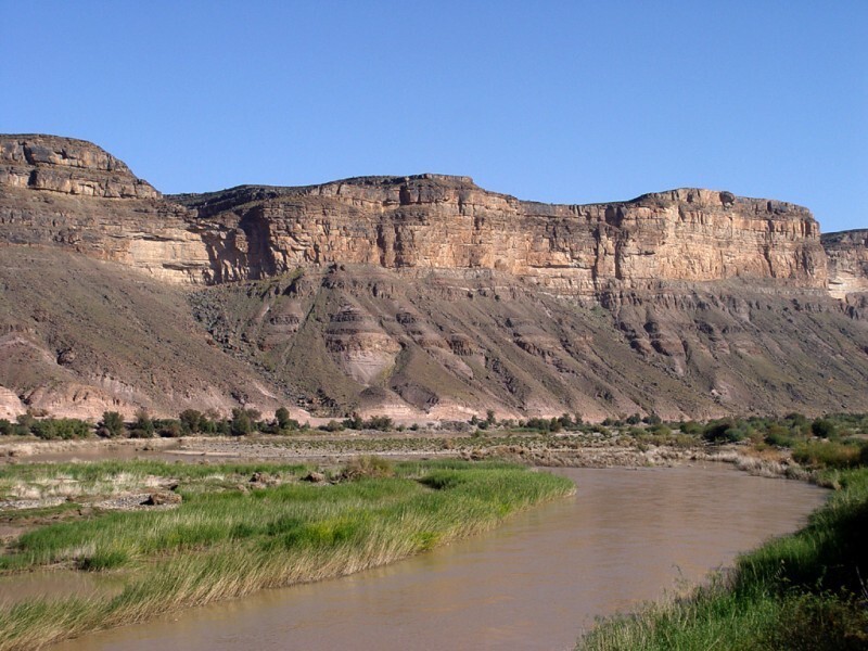 Южная Африка. Orange River and mountains.