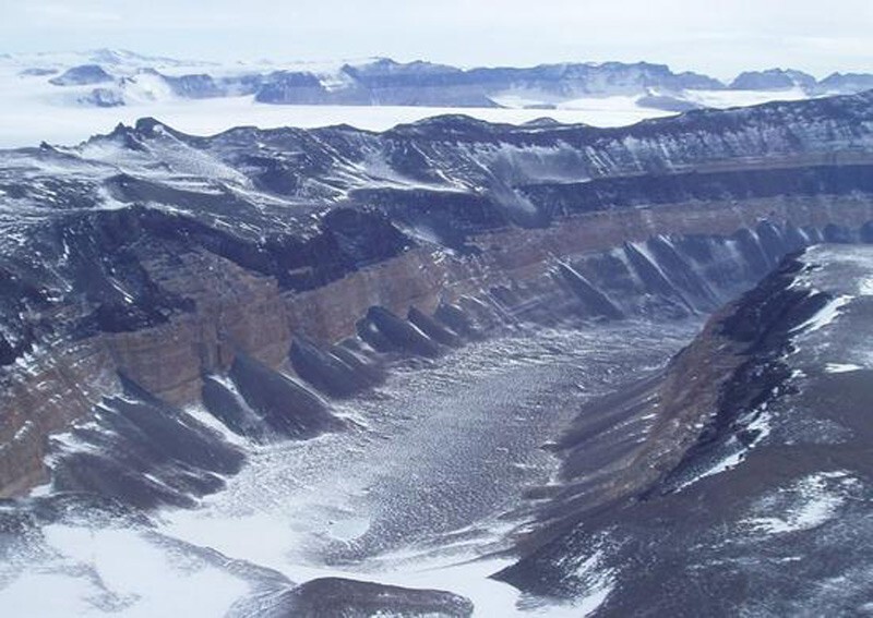 Антарктида. Transantarctic Mountains. Система карьеров. Обращайте внимание на задний план.