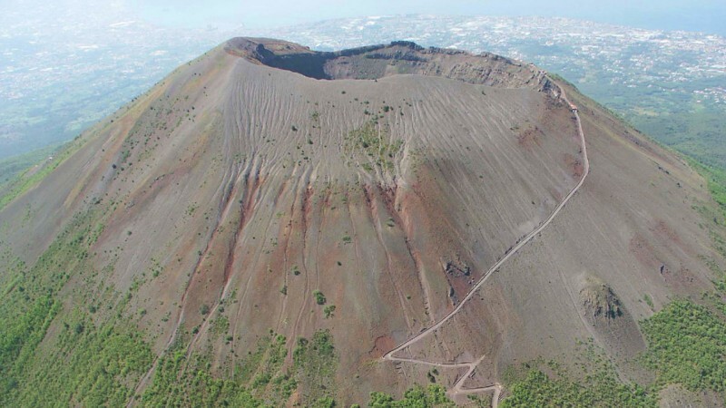  А это просто террикон Везувий в Италии высотой 1281 метр. Но его назвали вулканом, так как он горит и один раз взорвался. И еще его так назвали, чтобы вы не догадались:)