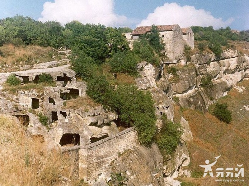 Вот еще один "пещерный город" Крыма - Чуфут-Кале.
