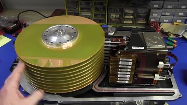 Древний 36-килограммовый жесткий диск особо большого объема
