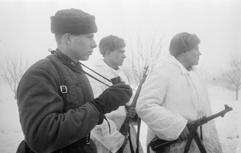 Фотографии противоборствующих сторон ВОВ с трофейным оружием