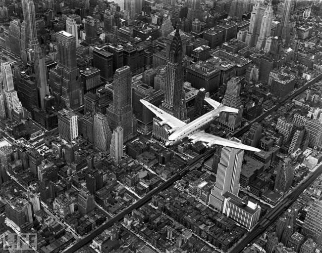 Самолет над Манхеттеном