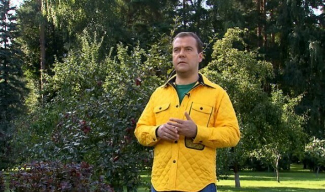 А это Дмитрий Анатольевич в ультрамодной жёлтой "куртко - рубашке"