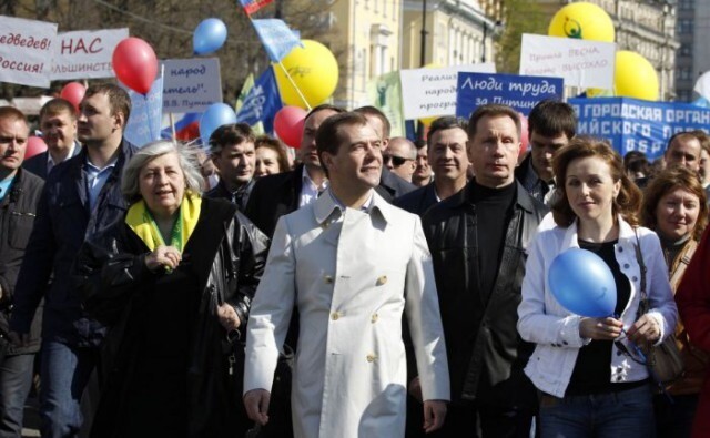 Дмитрий Медведев. В потрясающем белом плаще на Первомайской демонстрации