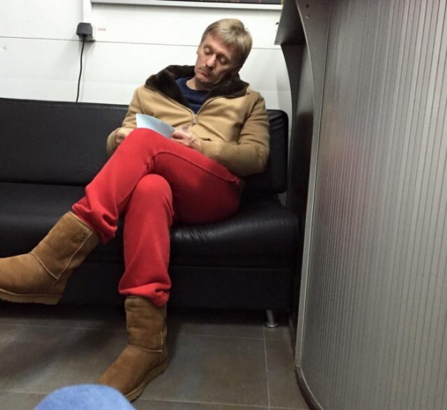 Ну, это фото стало известно на весь мир - пресс - секретарь президента РФ Дмитрий Песков на автомойке в уггах и красных шароварах 