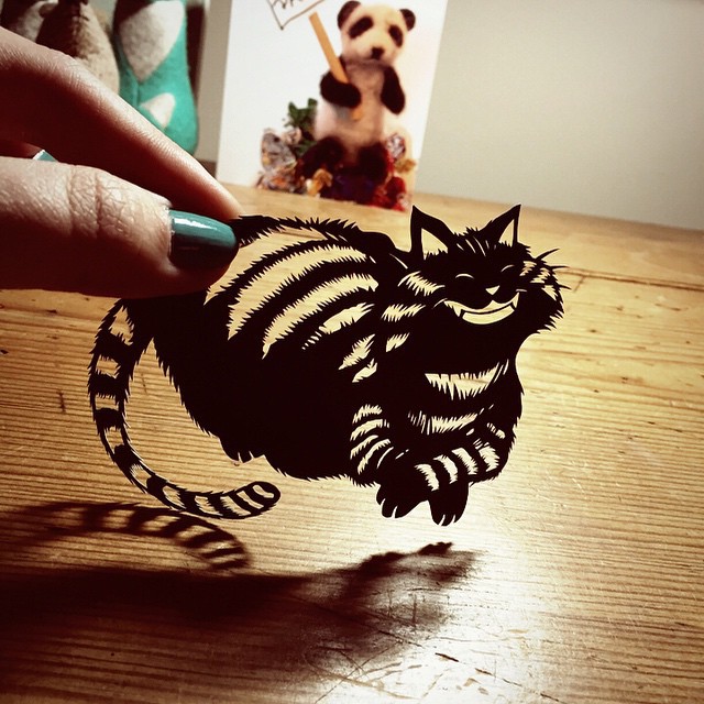 Чеширский кот из бумаги 