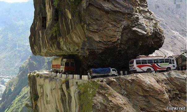 Одна из самых опасных дорог,где то в Индии