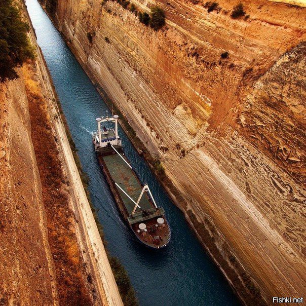 Сухогруз идет по искусственному каналу в Греции