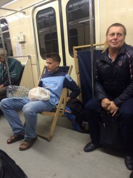 Парень, который не испытывает проблем с сидячими местами в метро