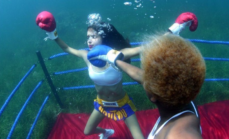 Две девахи боксируют на ринге под водой. Эка невидаль