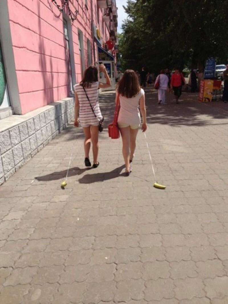 Девушки выгуливают свои бананы