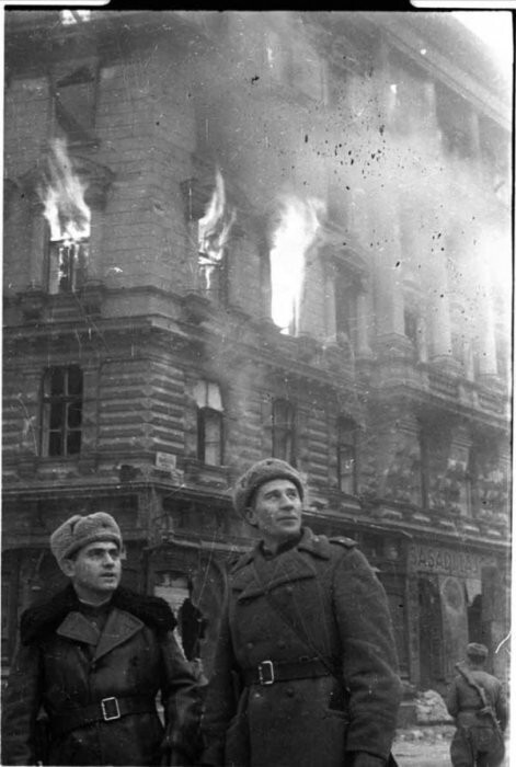 ПОБЕДИТЕЛИ. (Военные фото).