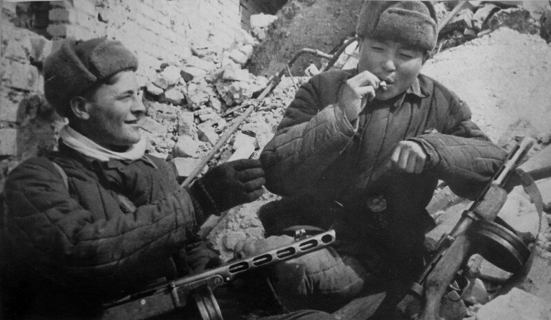 ПОБЕДИТЕЛИ. (Военные фото).