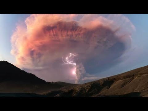 Вулканические молнии во время извержения 