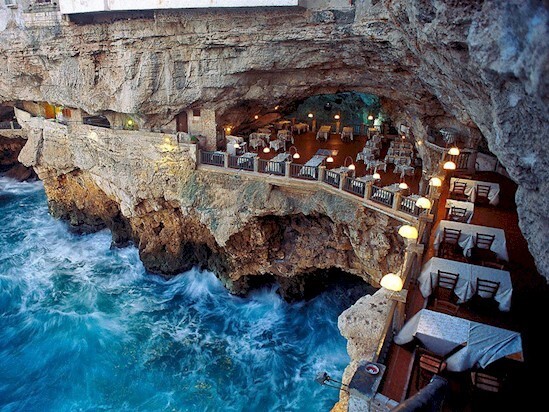 2. Ресторан в гроте на берегу океана