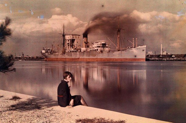 Женщина на берегу гавани. Тампа. Штат Флорида. США. 1930 год.