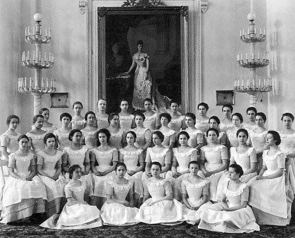Последний выпуск воспитанниц Смольного института благородных девиц, 1917 год.