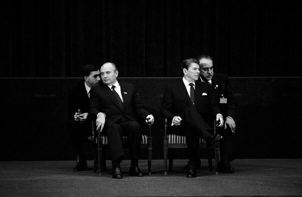 Михаил Горбачёв и Рональд Рейган с переводчиками, 1980-е