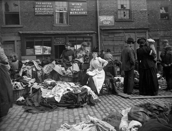 Торговля подержанной одеждой на рынке Ньюкасла. Англия, конец XIX века.