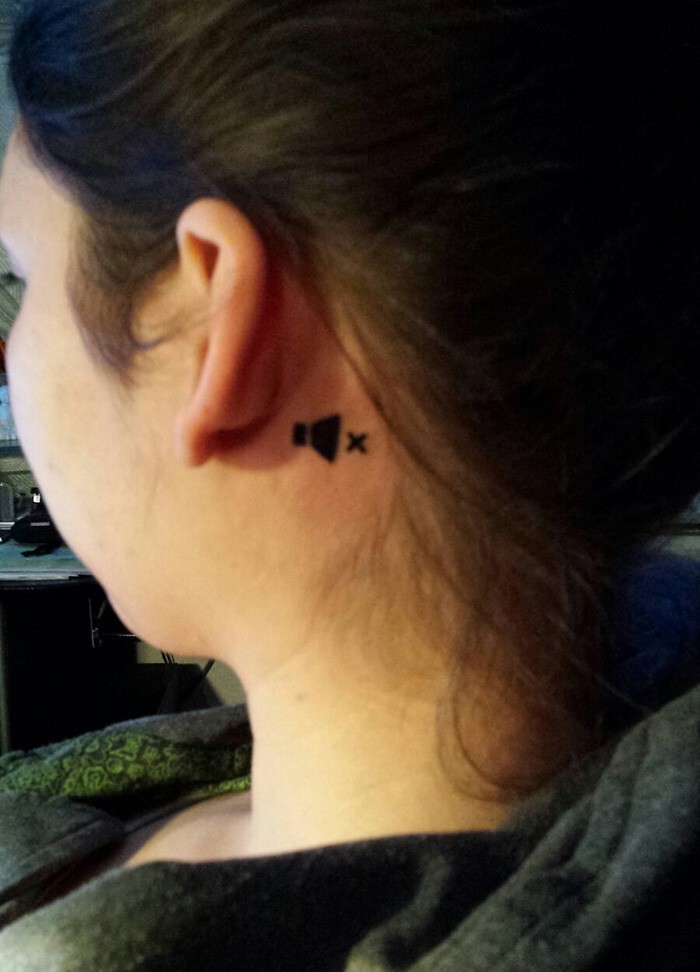 Девушка сделала себе забавную татуировку, чтобы показать, что она глуха на одно ухо