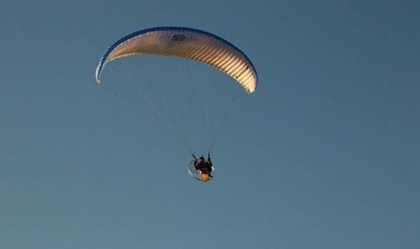 8. Человек, летающий на работу на парашюте.
