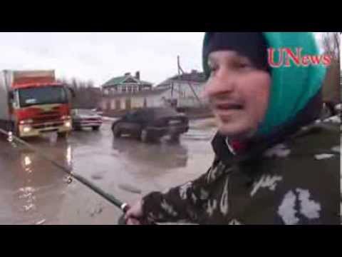 В Волгограде автомобилисты в знак протеста устроили рыбалку в дорожных ямах 