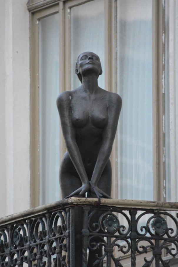 Представь, что у тебя на балконе стоит такая скульптура