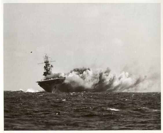20. Американский авианосец USS Wasp (CV 7) выгорает после попадания торпеды, выпущенной японской подлодкой I-19. 15 сентября 1942 года