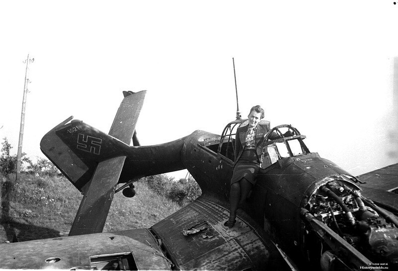 4. Корреспондент газеты «Красная армия» Наталья Боде позирует на останках пикирующего бомбардировщика Ju-87 "Штука"