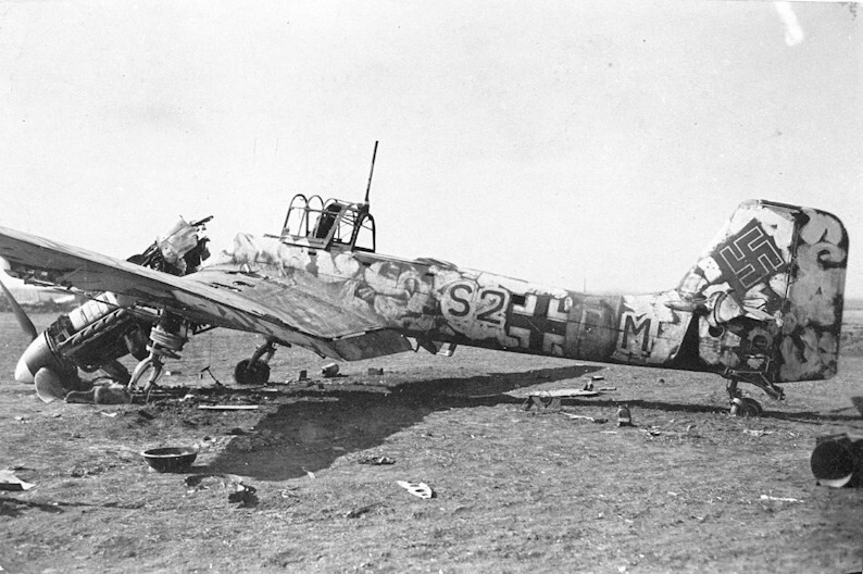 5. Разбитый Ju-87 из StG77 в зимнем камуфляже на захваченном советскими войсками немецком аэродроме