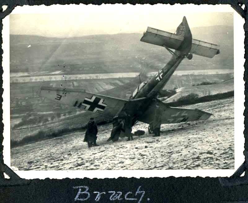 85. Пикировщик Ju-87B "Штука" выкатился за пределы поля и скапотировал
