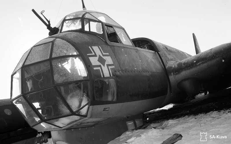 87. Совершивший вынужденную посадку немецкий бомбардировщик-пикировщик Ju-88A.