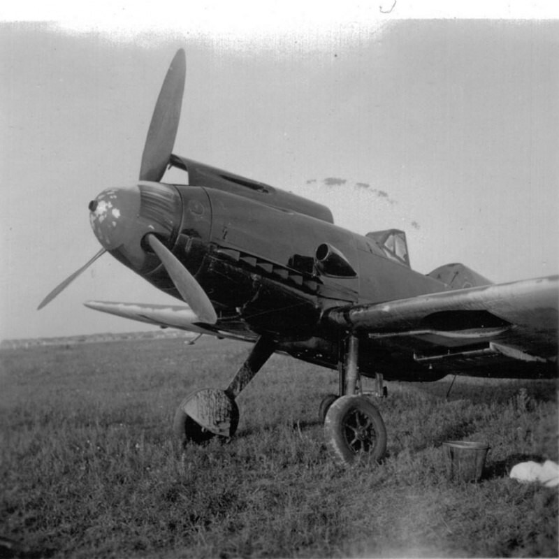 6. Утечка масла из повреждённого двигателя выкрасила этот Bf-109 в чёрный цвет