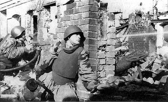 25. Советские штурмовики, одетые в защитные кирасы, ведут уличный бой в Сталинграде. 1942 год